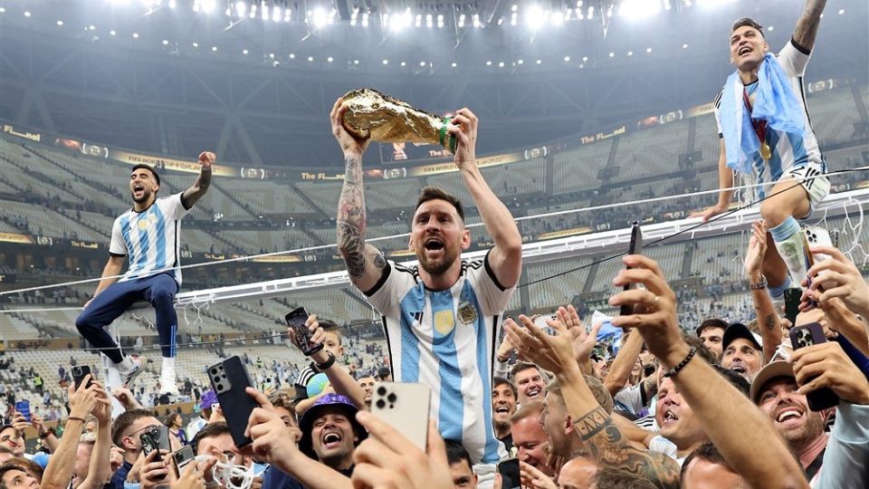 Messi-Argentina-lifts-trophy-World-Cup-France-Qatar2022.jpg