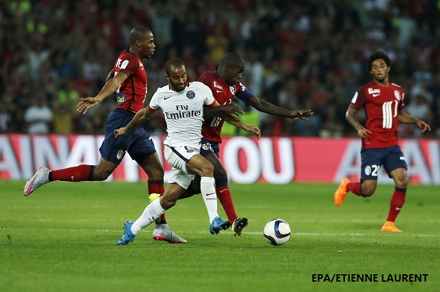 epa04876478 Moura Lucas of Paris St Germain in action against Rio Mavuba and Djibril Sidibe of Lille OSC during the French league 1 season opening match Paris Saint Germain vs Lille OSC at the Pierre Mauroy Stadium in Lille, France, 07 July 2015.  EPA/ETIENNE LAURENT