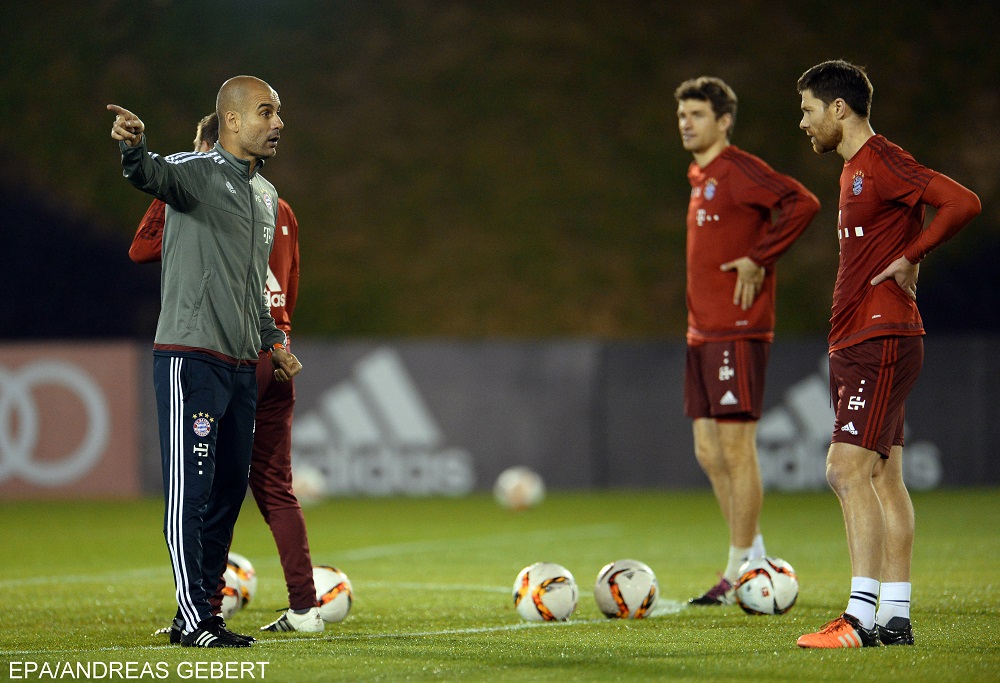 Munich's head coach Pep Guardiola (L) talks to Thomas Mueller (C) and Xabi Alonso during their first training session in Doha, Qatar, 06 January 2016. Bayern Munich stays in Qatar until 12 January 2016 to prepare for the second half of the German Bundesliga season.  EPA/ANDREAS GEBERT